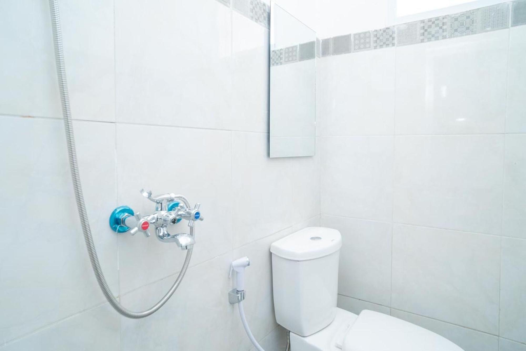 Sans Hotel Queen Batu Sumber Brantas 객실 사진